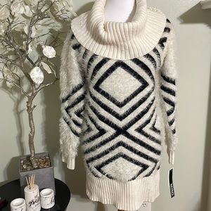 XOXO CROWL NECK FUZZY SWEATER